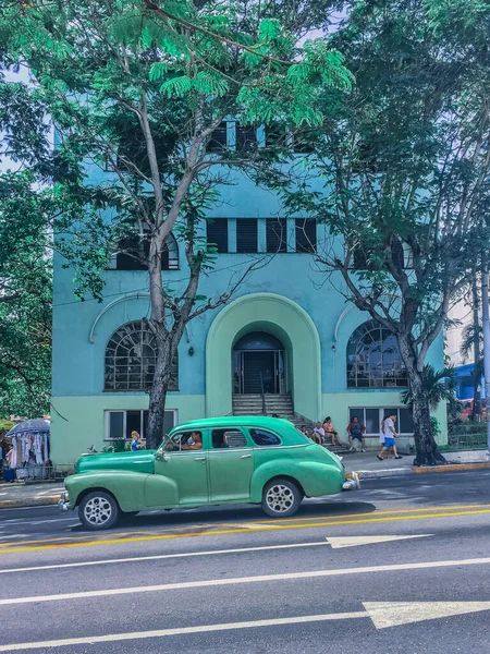 古巴哈瓦那 2018年7月6日 一座复古的绿色殖民建筑和停在它前面的50年代的美国汽车 — 图库照片
