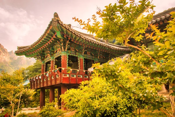 2015年6月8日韓国 束草市 装飾が施された木造の印象的な寺院 Seoraksanは韓国で最も有名な国立公園の1つです — ストック写真