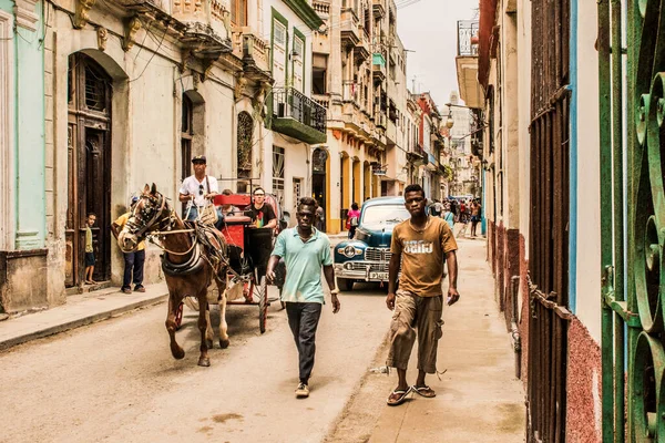 キューバ ハバナ 2018年7月6日 馬や馬車でハバナのダウンタウンの街の景色 — ストック写真