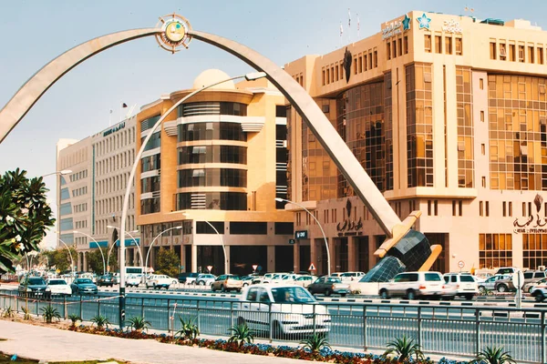 Doha Qatar Janeiro 2010 Entrada Cidade Duas Grandes Espadas Metal — Fotografia de Stock