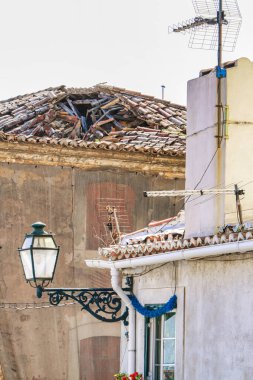 Lizbon, Portekiz - 5 Mart 2008: Klasik bir adamın çatısı kaçtı ve büyük bir delik gösteriyor