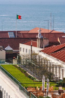 Lizbon, Portekiz - 5 Mart 2008: Teras ve panoramik manzaralı lüks çatı daireleri