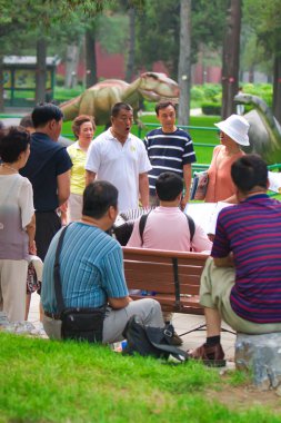 Pekin, Çin - 18 Temmuz 2010: Parktaki yaşlılar boş vakitlerinde birlikte şarkılar söylüyorlar