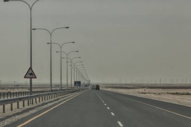 Doha, Katar - 27 Ocak 2010: Çölde kısmen terk edilene kadar devasa bir otoyol altyapısı inşa edildi