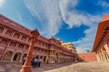 Jaipur, Hindistan - 16 Eylül 2011: Jaipur Hindistan 'ın ünlü sarayının cephesi ve avlu çevresindeki dekorasyonlar