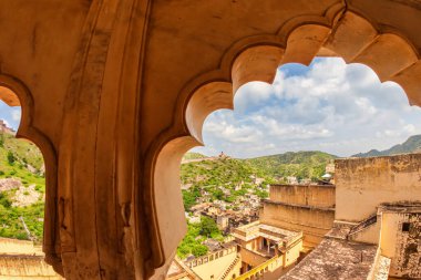 Jaipur, Hindistan - 16 Eylül 2011: Jaigarh Kalesi 'nin Jaigarh Sarayı' nın rüzgar kulesinde birçok süs ve kemer