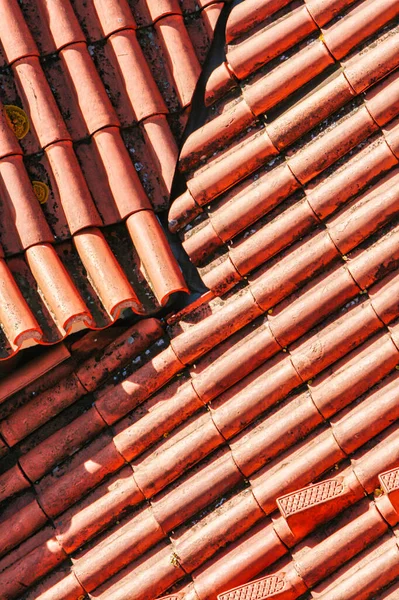 Lisboa Portugal Março 2008 Visto Cima Telhas Diferentes Edifícios Sobrepõem — Fotografia de Stock