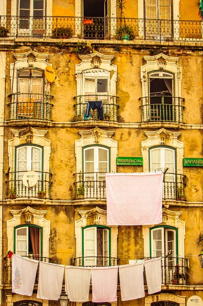 ポルトガルのリスボン 2008年3月7日 洗面中の歴史的な建物の正面のファサードは線で乾燥しています — ストック写真