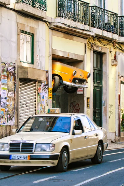 ポルトガルのリスボン 2008年3月5日 黄色いタクシーアートのインスタレーションが壁から追い出されているようです — ストック写真