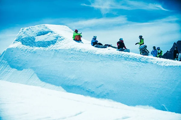 Les Deux Alpes França Julho 2009 Snowboarders Profissionais Sentados Haf — Fotografia de Stock