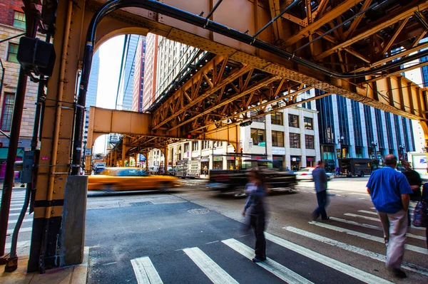 Chicago, ABD - 18 Eylül 2009: Şehir merkezindeki metro viyadük üzerinde ve halka denir