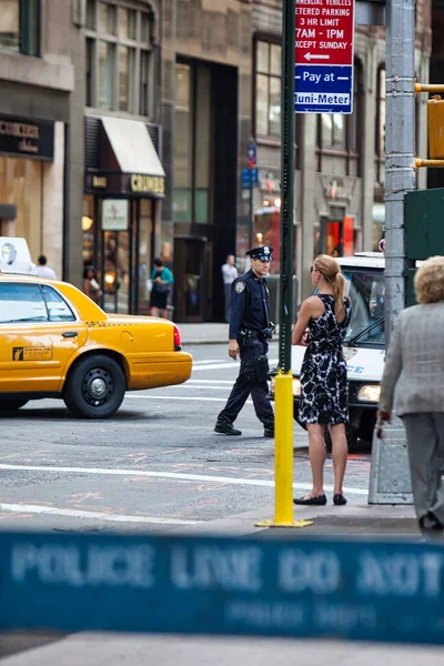 Нью Йорк Сша Сентября 2009 Полицейский Очищает Перекресток Манхэттене Существующими — стоковое фото