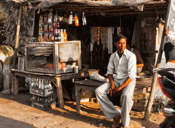 Agra Índia Setembro 2011 Homem Vendedor Uma Loja Bebidas Alimentos — Fotografia de Stock