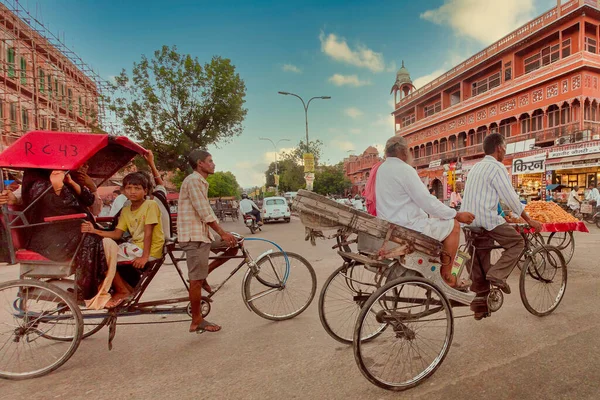 Jaipur Indie Września 2011 Człowiek Prowadzi Taksówkę Riksja Rower Ulicy — Zdjęcie stockowe