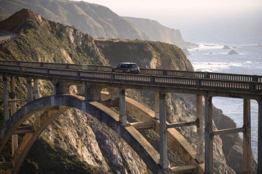 Big Sur, ABD - 18 Şubat 2020: Big Sur ve dünyaca ünlü Bixby Köprüsü 'nün etkileyici bir manzarası