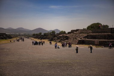 Mexico City, Mexico - 27 Nisan 2010: UNESCO dünya mirası piramitleri Teotihuacan 'ın Maya öncesi dönemini ziyaret eden pek çok turist