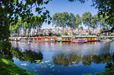 Lahey / Den Haag, Hollanda - 30 Mayıs 2009: Lahey şehrinde ağaçlarla çevrili, renkli yüzen evler.