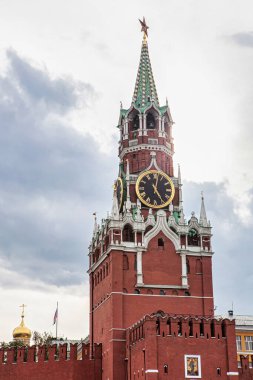 Moskova, Rusya - 11 Eylül 2010 Kremlin 'in tuğla kırmızı duvarları ve saati ve yıldızı olan bir kule