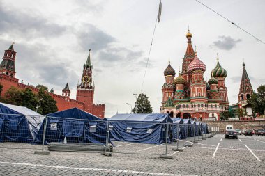 Moskova, Rusya - 11 Eylül 2010: Kremlin 'in duvarlarının manzarası ve üzerinde altın saat olan bir kule ve Aziz Basil Kilisesi' nin kubbeleri