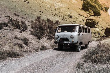 Almaty, Kazachstan - 16 Haziran 2017: Eski bir Sovyet yapımı 4 teker çekişli minibüs Charyn Kanyonu 'ndan geçiyor