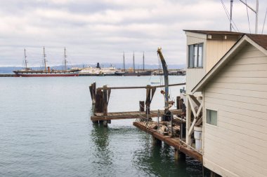San Francisco, Birleşik Devletler - 13 Şubat 2020: Deniz gözcüleri limandaki tahtadan yapılmış denizaltı üssü