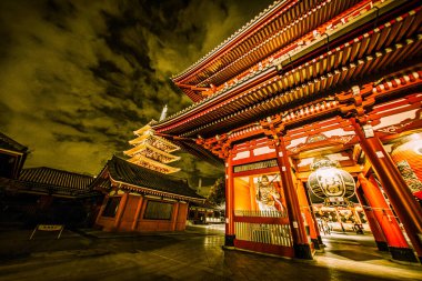 Tokyo, Japonya - 25 Kasım 2012: Senso ji Asakusa 'da en çok ziyaret edilen dini manzaralardan biridir, gündüz bile kalabalık olduğu için, ziyaret etmek için en iyi zaman akşam vaktidir.