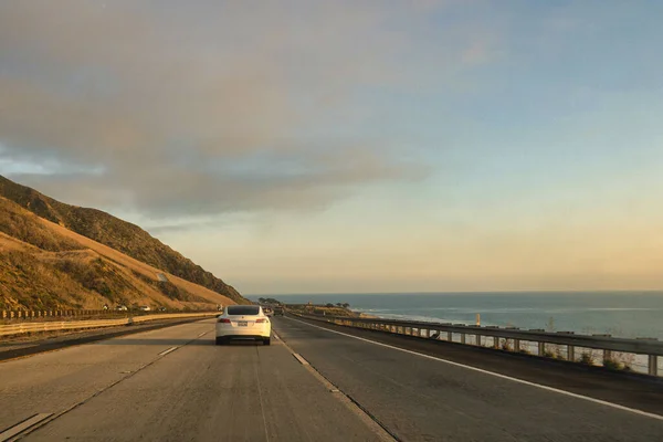 美国皮斯摩海滩 2020年2月19日 在加州的一次公路旅行和周围的棕榈树 电动汽车和皮卡 — 图库照片