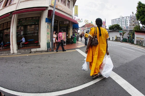 新加坡 新加坡 2012年11月28日 街头长期殖民商人和穿晚礼服的女士穿过街道 — 图库照片