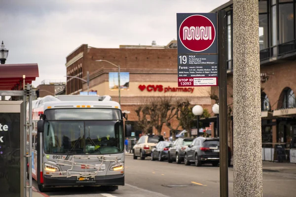 サンフランシスコ アメリカ合衆国 2020年2月13日 公共交通機関のバスが停車場で停車 — ストック写真