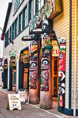 Seattle, ABD - 29 Ekim 2009: üzerinde kuş yüzlü iki totem direği bir mağazanın girişinin yanında duruyor