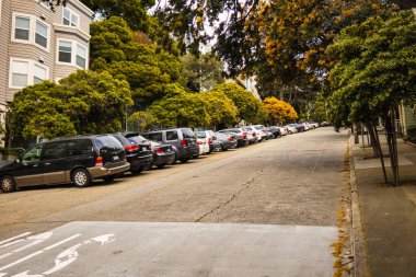 San Francisco, Amerika Birleşik Devletleri - 13 Şubat 2020: San Francisco 'da bir tarafında arabalar park edilmiş dik bir cadde