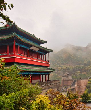 Pekin, Çin - 27 Ekim 2017: Çin Seddi 'nin ve sabah sisinin olduğu bir gözetleme kulesi