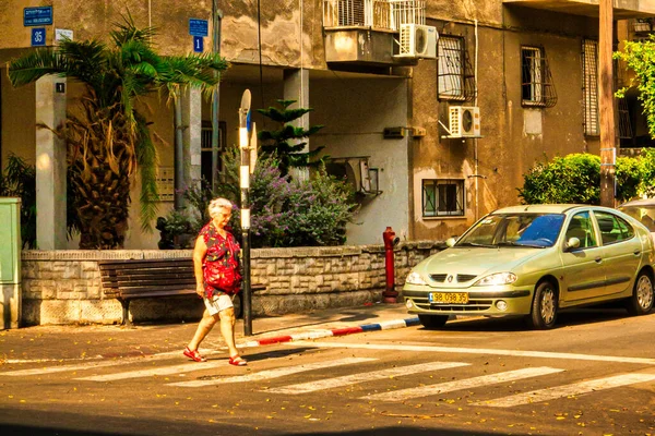 イスラエル テルアビブ 2010年11月11日 テルアビブの住宅街を横断する歩行者用の白人高齢者で 周辺にはバウハウス建築がある — ストック写真