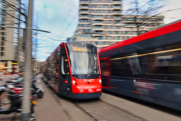 オランダのデン ハーグ 2021年11月3日 近代的で高速路面電車や路面電車がダウンタウンの路上を走行 — ストック写真