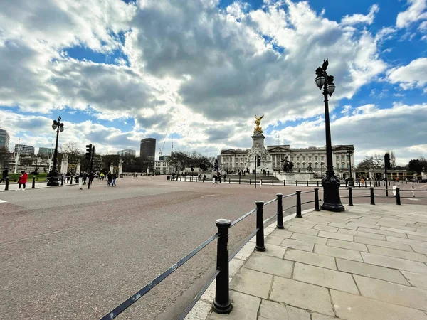 ロンドン 3月6 2022 女王ビクトリア記念碑と王宮バッキンガム宮殿のモール側の観光客 — ストック写真