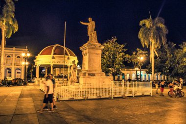 Cienfuegos, Küba - 13 Temmuz 2018: Kasabanın ana meydanında gece görülen sosyalist bir liderin heykeli.