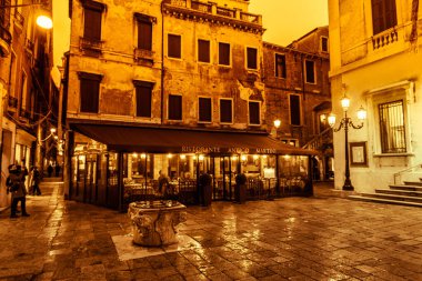 Venedik, İtalya - 16 Şubat 2016: Turistler yokken Venedik ziyareti. Terk edilmiş bir meydanda küçük bir restoran..