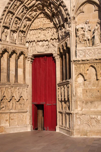 Auxerre, Fransa - 05 Mart 2014: Burgonyanın otantik yapı tarzı her zaman mevcuttur. Büyük ahşap kapılı katedral girişi..