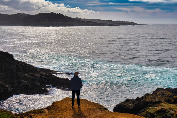 Mendocino Abd Şubat 2020 Bir Yürüyüşçü Mendocino Körfezi Nin Kayalıklarında — Stok fotoğraf