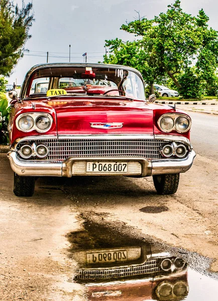 Havana Cuba July 2018 Старі Американські Автомобілі Рясніють Кубі Через — стокове фото