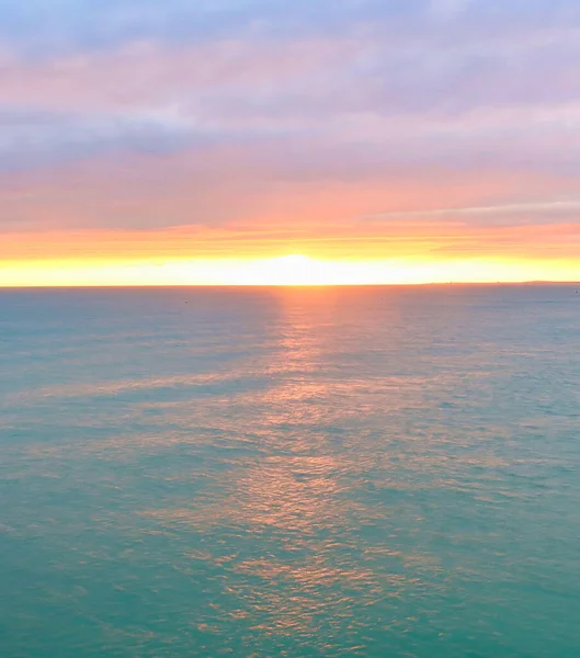 Misterioso Tramonto Vibrante Con Riflessi Superficiali Dell Acqua Sull Acqua — Foto Stock