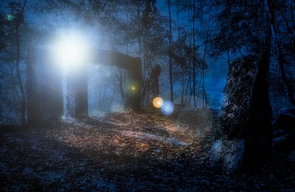 Une Mystérieuse Pierre Menhir Dans Forêt Nuit Avec Une Lumière — Photo