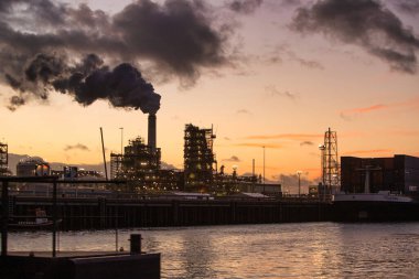 Rotterdam, Hollanda - 22 Kasım 2021: Petrokimya endüstrisinin bir parçası olan gıda üretim fabrikası