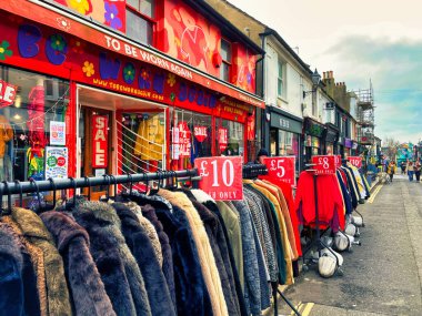 Brighton, İngiltere - Mart 04 2022: Canlı renklerle boyanmış bir giyim mağazası