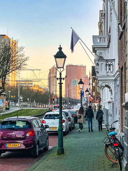 Den Haag Niederlande Dezember 2021 Menschen Laufen Auf Dem Bürgersteig — Stockfoto