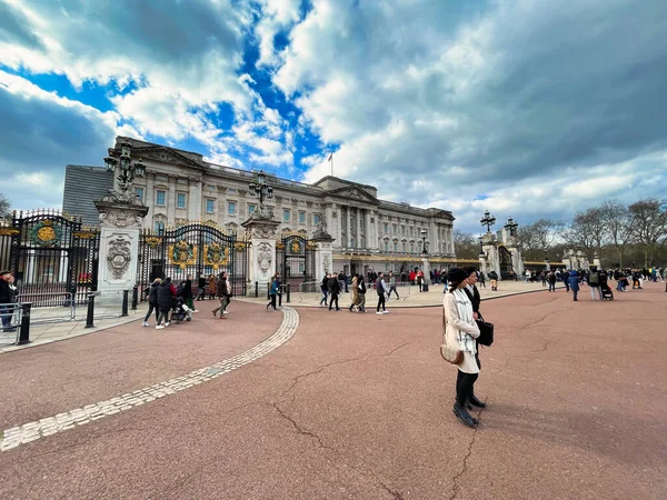 Londra, Birleşik Krallık - 6 Mart 2022: Buckingham Sarayı 'nın giriş kapısı önünde turistler ve diğer ziyaretçiler