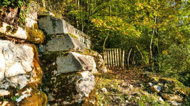 Menthon Saint Bernard, Fransa - 19 Ekim 2015: Kaleye giden eski taş yol tahkimat duvarı