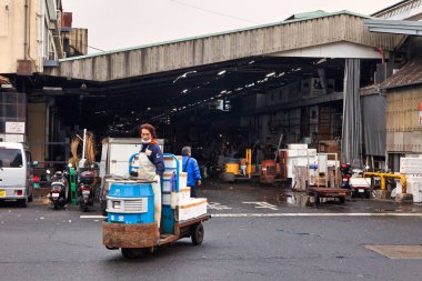 Tokyo, Japonya - 25 Kasım 2012: Shibuya balık pazarı Japonya 'nın en büyük balık pazarıdır ve sabahın erken saatlerinde ziyaret edilebilir. Ancak o zaman piyasa tam olarak faaliyete geçebilir. Burada depodan çıkan bir araba var..