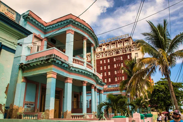 キューバのハバナ 2018年7月8日 これらの植民地時代の邸宅を世話するお金はありません 背景には国営ホテル 大統領 — ストック写真