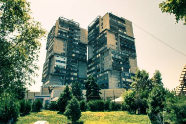 Almaty, Kazakistan - 17 Haziran 2017: Sovyet konut bloğu / gökdeleni çevresi apartman ve bahçeli.